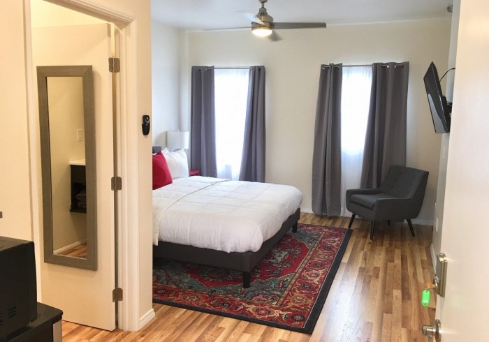 Deluxe Queen Kitchenette
